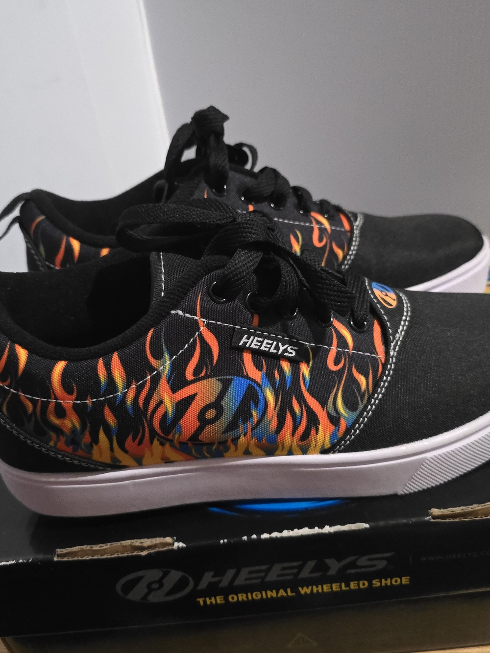 Heelys Original Wheeled Black Shoes with Flame Graphics, Youth size 6